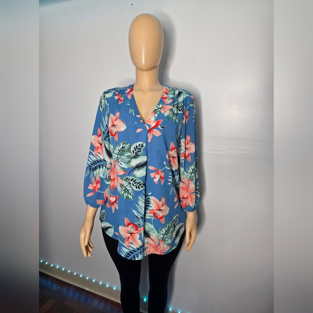 Jones New York Blue Floral V-Neck Tunic with Pink Blooms Size US/M